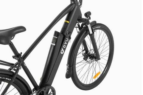 Détail du cadre noir et batterie du vélo électrique DYU C5, idéal pour les trajets urbains. Détail du cadre noir et batterie du vélo électrique DYU C5, idéal pour les trajets urbains.