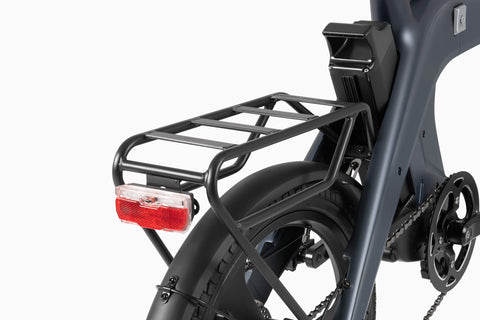 Porte-bagages du vélo électrique DYU T1 pliable gris avec feu arrière. Porte-bagages du vélo électrique DYU T1 pliable gris avec feu arrière.