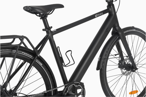 Vélo électrique DYU noir avec cadre léger et porte-bagages pour trajets urbains. Vélo électrique DYU noir avec cadre léger et porte-bagages pour trajets urbains.