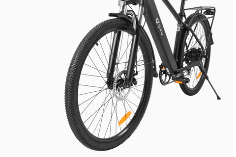 Détail de la roue avant du vélo DYU C5 noir, confortable pour les trajets urbains. Détail de la roue avant du vélo DYU C5 noir, confortable pour les trajets urbains.