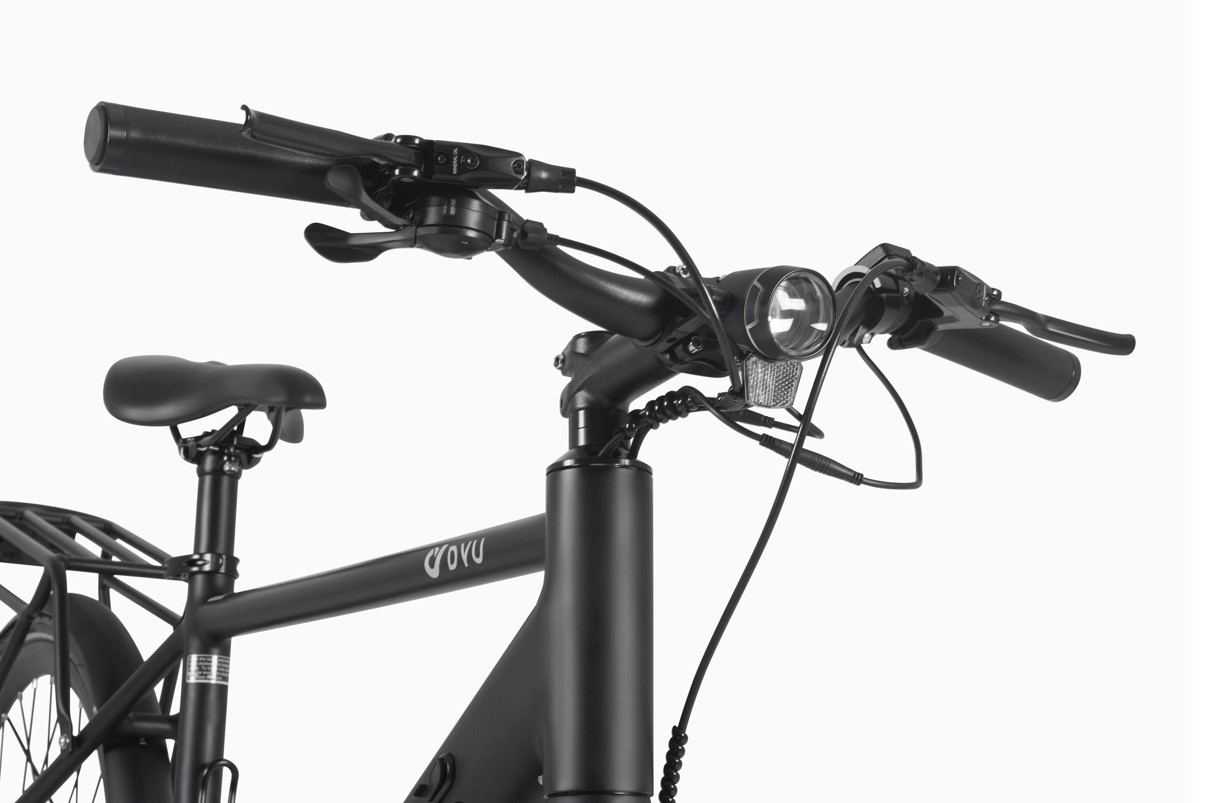 Guidon moderne d'un vélo électrique DYU avec commandes et feux avant. Guidon moderne d'un vélo électrique DYU avec commandes et feux avant.