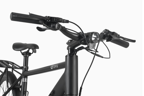 Guidon moderne d'un vélo électrique DYU avec commandes et feux avant. Guidon moderne d'un vélo électrique DYU avec commandes et feux avant.