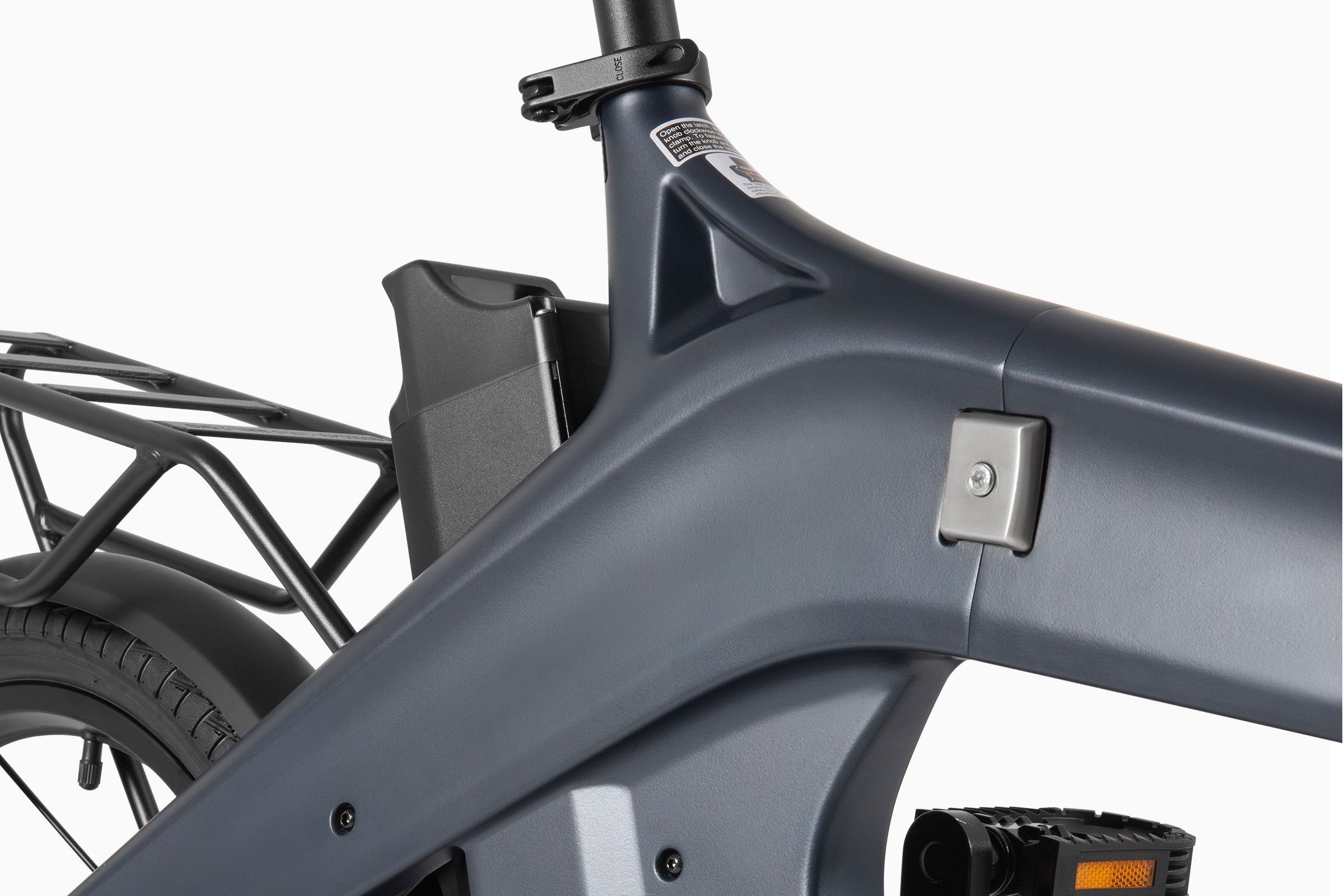 Détails du cadre du vélo électrique DYU T1 pliable gris avec batterie intégrée. Détails du cadre du vélo électrique DYU T1 pliable gris avec batterie intégrée.