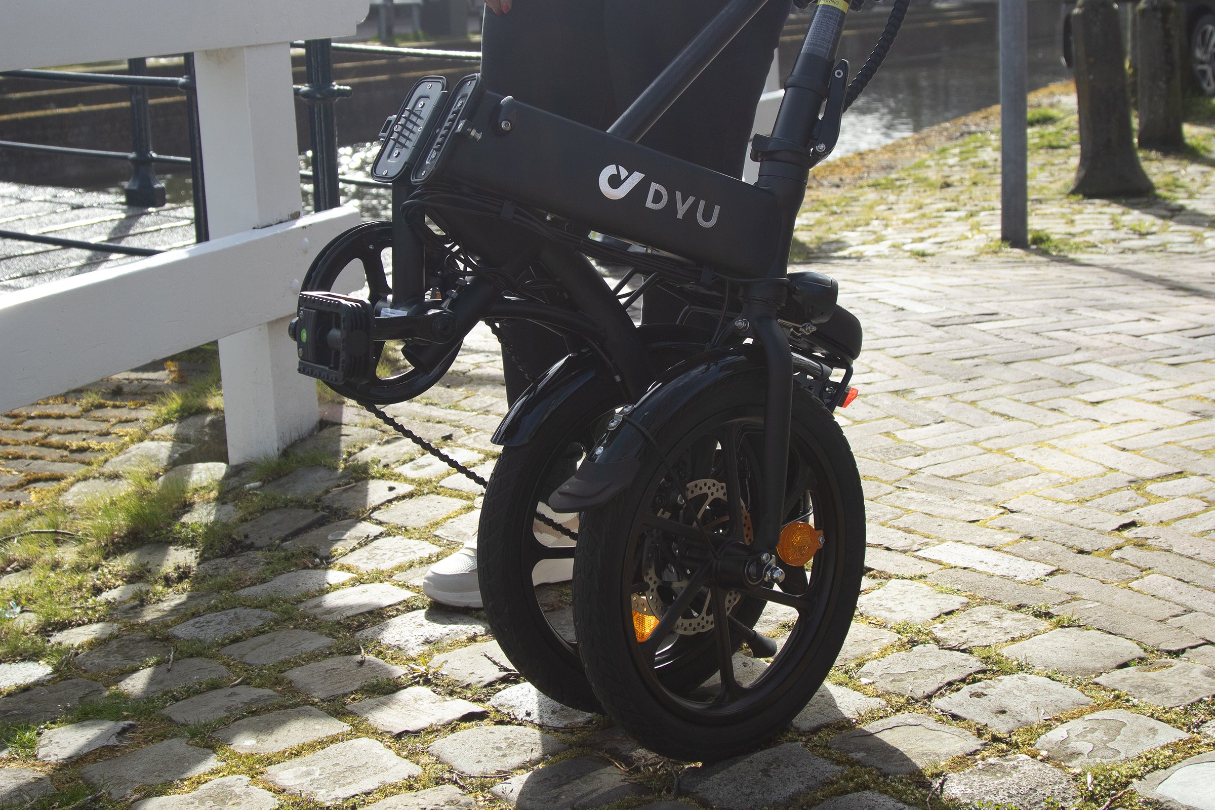 C6 DYUcycle pliée pour un transport pratique le long d'un chemin en France C6 DYUcycle pliée pour un transport pratique le long d'un chemin en France