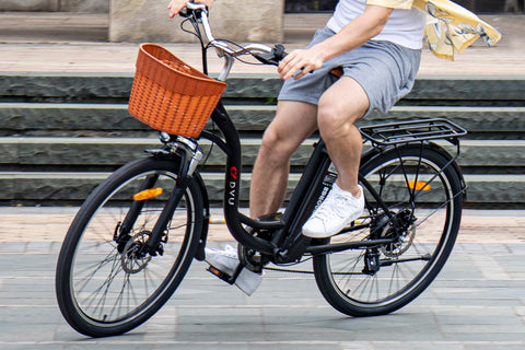 Homme pédalant sur un vélo électrique DYUcycle C6 avec panier en France. Homme pédalant sur un vélo électrique DYUcycle C6 avec panier en France.