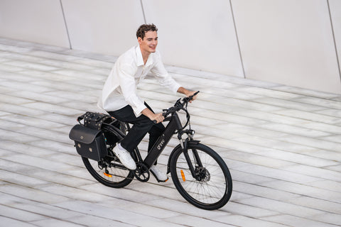 Homme souriant sur vélo électrique DYU C5 noir, parfait pour la ville. Homme souriant sur vélo électrique DYU C5 noir, parfait pour la ville.