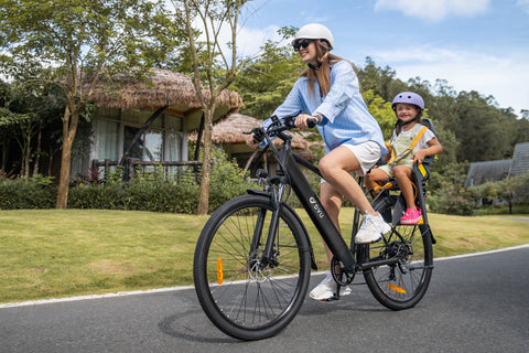 Femme et enfant sur un vélo électrique DYU C5 noir, parfait pour les trajets urbains. Femme et enfant sur un vélo électrique DYU C5 noir, parfait pour les trajets urbains.