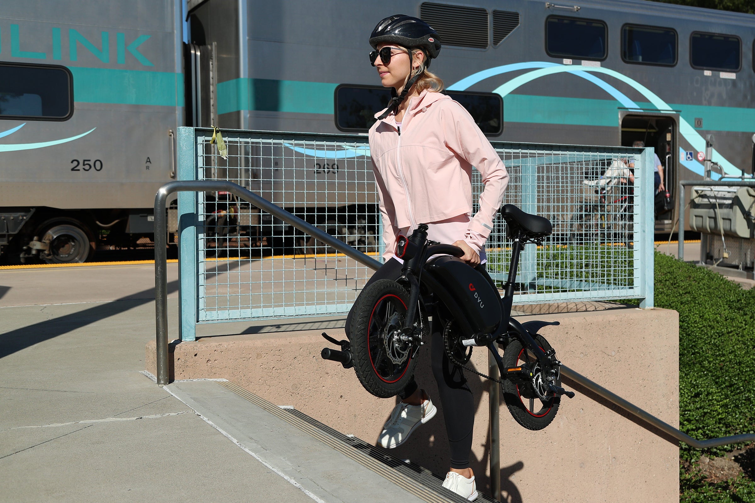 Femme transportant vélo électrique DYU A5, style urbain et pratique. Femme transportant vélo électrique DYU A5, style urbain et pratique.