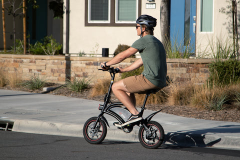 Homme à vélo électrique DYU, confortable et stylé, idéal pour les trajets urbains. Homme à vélo électrique DYU, confortable et stylé, idéal pour les trajets urbains.