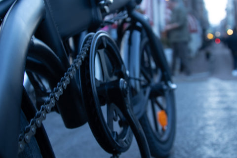 Détail d'un vélo électrique DYUcycle A1F sur une rue animée à France. Détail d'un vélo électrique DYUcycle A1F sur une rue animée à France.