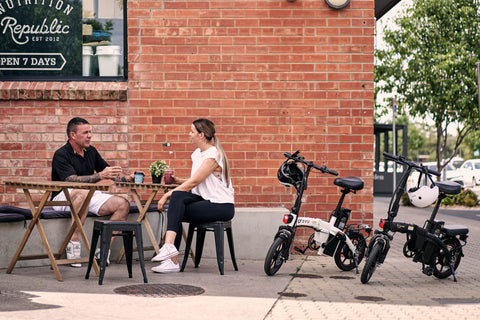 Discussion en extérieur avec vélos électriques DYU A5 et D3F, confort et style urbain. Discussion en extérieur avec vélos électriques DYU A5 et D3F, confort et style urbain.