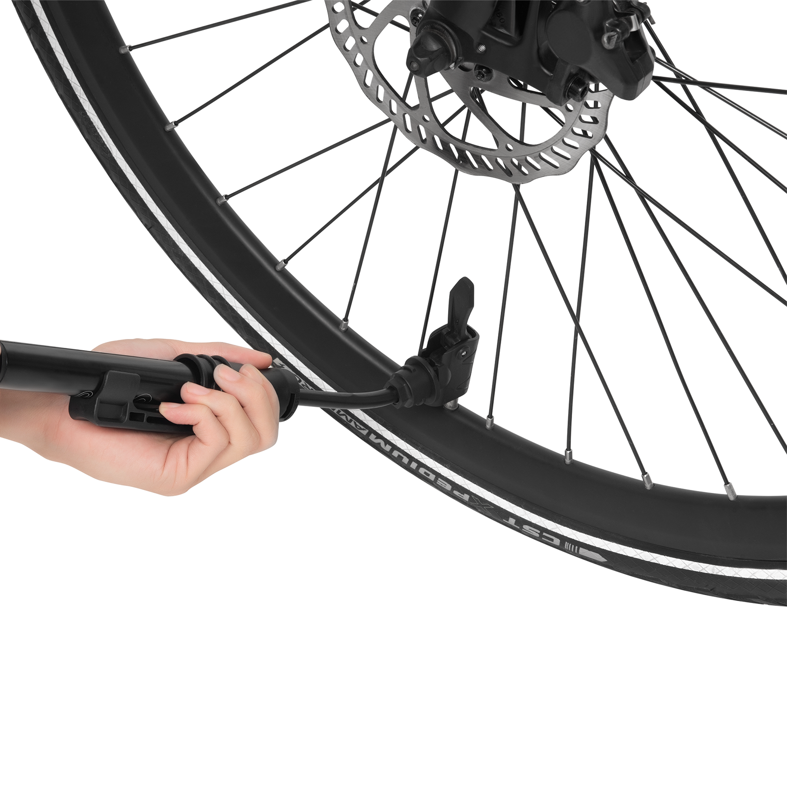 Pompe à vélo DYU noire en cours de gonflage d'un pneu avec une main. Pompe à vélo DYU noire en cours de gonflage d'un pneu avec une main.