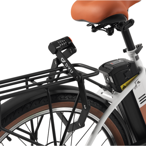 Verrou de combinaison DYU noir sur porte-bagages d'un vélo électrique Verrou de combinaison DYU noir sur porte-bagages d'un vélo électrique