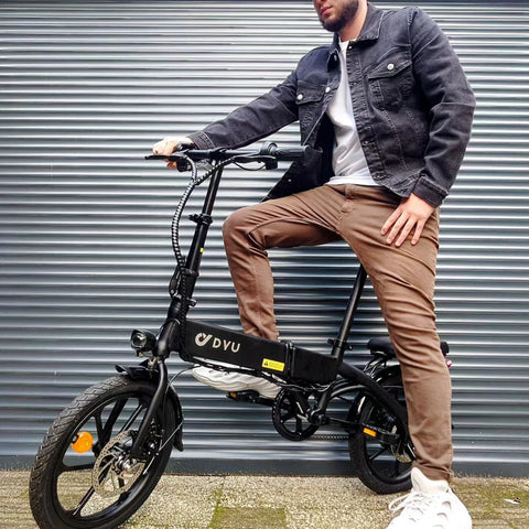 Homme sur vélo électrique pliant DYU A1F noir, design urbain et pratique. Homme sur vélo électrique pliant DYU A1F noir, design urbain et pratique.