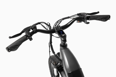 Cockpit du vélo électrique DYU C1 avec commandes et écran. Cockpit du vélo électrique DYU C1 avec commandes et écran.