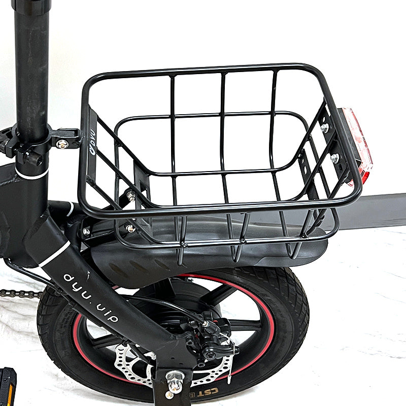 Panier arrière noir DYU sur un vélo électrique, monté et prêt à l'utilisation. Panier arrière noir DYU sur un vélo électrique, monté et prêt à l'utilisation.
