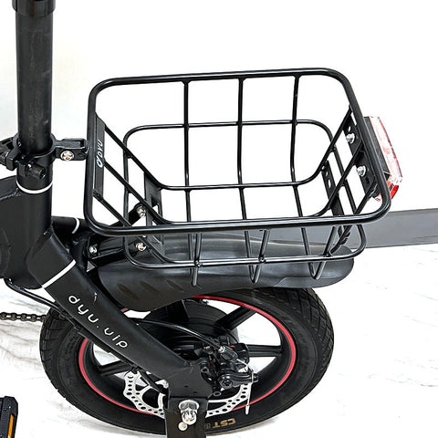 Panier arrière noir DYU sur un vélo électrique, monté et prêt à l'utilisation. Panier arrière noir DYU sur un vélo électrique, monté et prêt à l'utilisation.