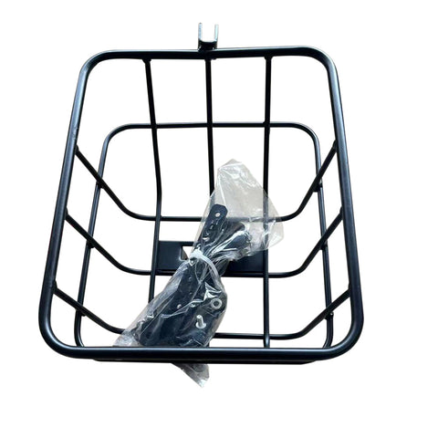 Panier arrière en métal noir pour vélo avec kit d'installation visible. Panier arrière en métal noir pour vélo avec kit d'installation visible.