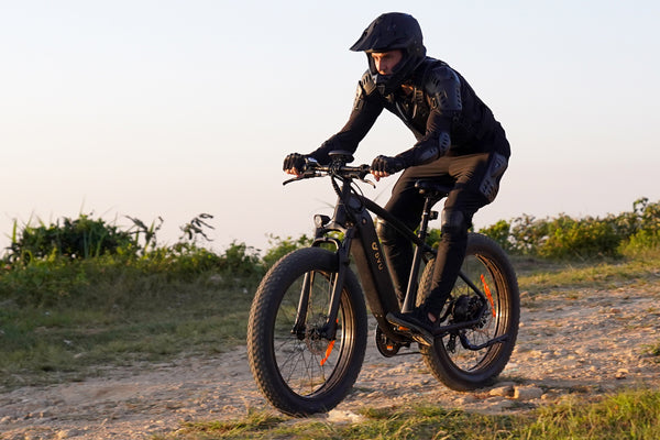 Cycliste sur un vélo électrique DYU King 750 avec pneus larges sur un chemin
